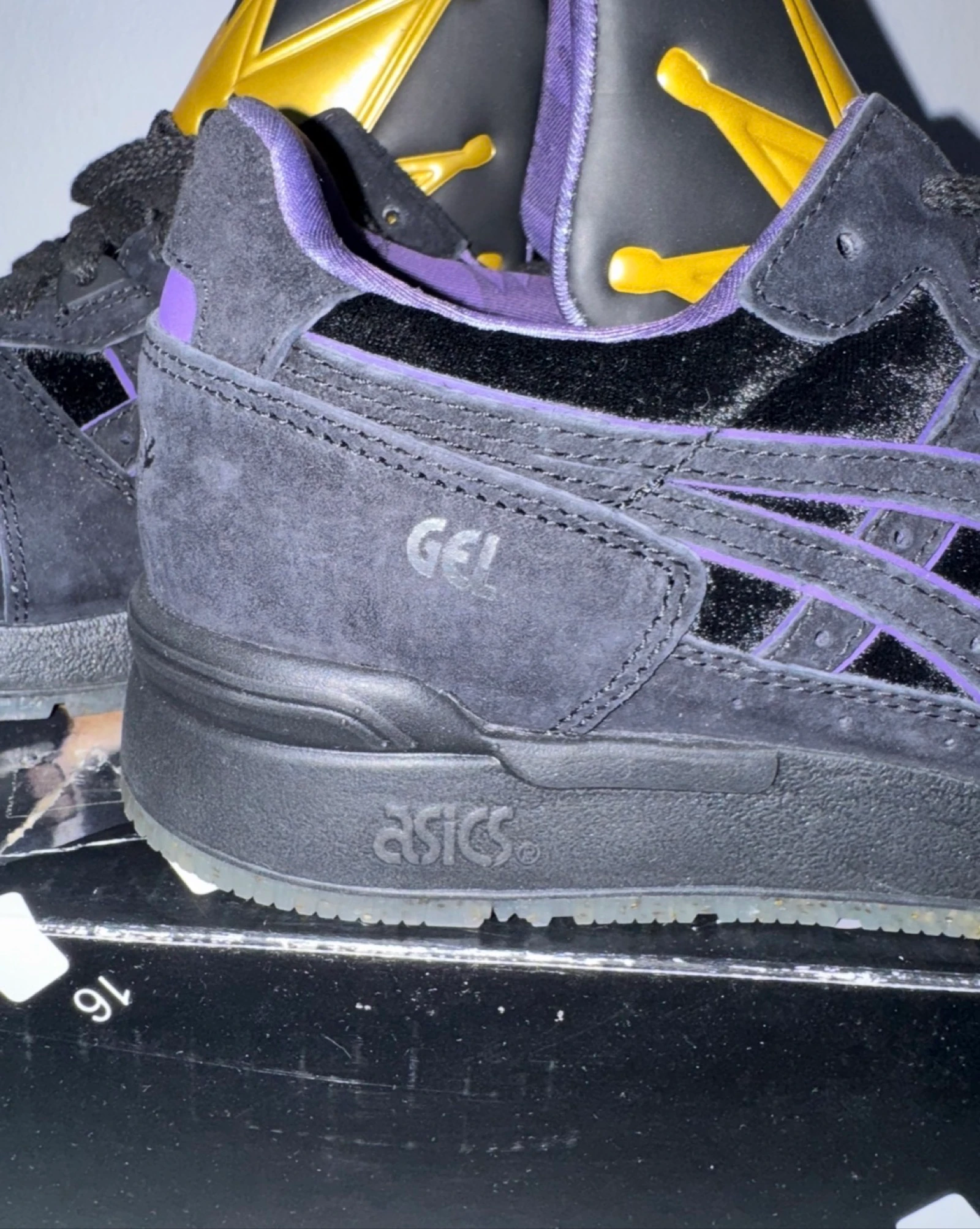 Asics spéciale édition noires/violettes - Taille 38 - Neuves avec étiquette – photo 11